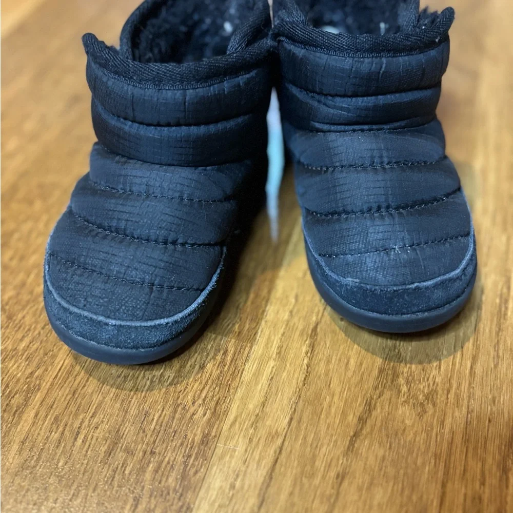 UGG Toddler Black Puffer Boots Size 6 Winter Slip-On